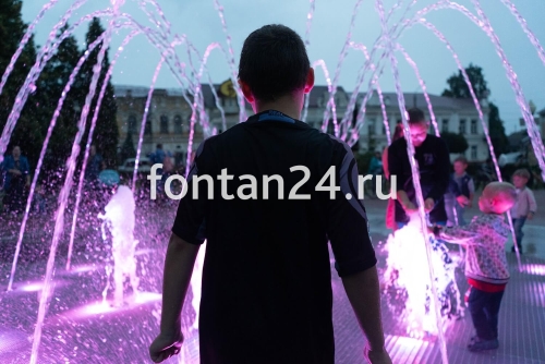 Городской фонтан на площади