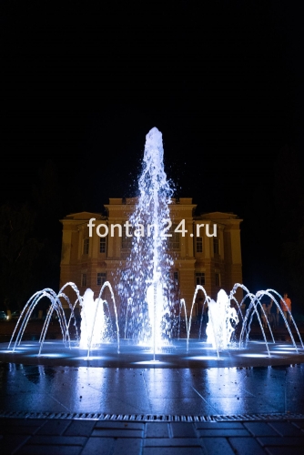 Городской фонтан на площади